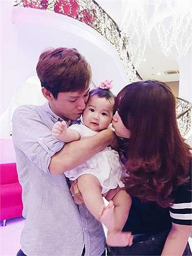 Quỳnh Trang - Viết Thành đón con gái đầu lòng vào 18/9/2014. Lý giải về biệt danh Kiuti của tiểu công chúa, hoa khôi dance sport nói: 'Vì bố Thành có biệt danh Liont do một thời để mái tóc xù nhuộm vàng như sư tử nên muốn đặt tên con gái là Kiuti để sau này đi đấu giải với bố'