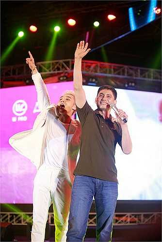 Sơn Tùng M-TP vừa tổ chức một 'đại tiệc' để mừng sinh nhật tuổi 21 của mình tại một sân khấu sang trọng ở TP.HCM. Hàng nghìn fan đã đến mừng chàng ca sĩ Không phải dạng vừa đâu bước sang tuổi mới nhiều thành công và may mắn.