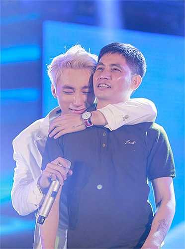 Trong sự kiện mừng sinh nhật này, một trong những khoảnh khắc xúc động nhất phải kể đến việc chú Thiện - bố của Sơn Tùng M-TP, lên sân khấu và dành tặng con những lời tâm sự chân thành. Xúc động trước tình cảm của gia đình dành cho mình, Sơn Tùng M-TP đã bật khóc nức nở trên sân khấu và hát tặng bố mình ca khúc Thái Bình mồ hôi rơi lấy cảm hứng từ chính người cha của mình.