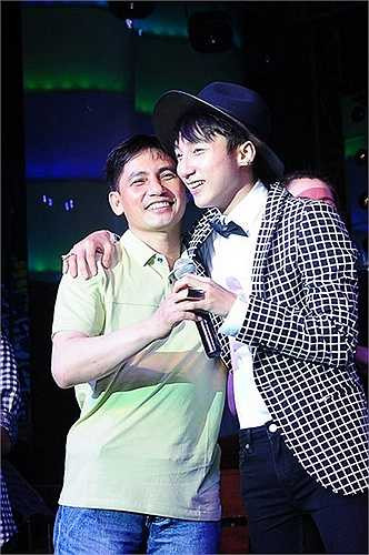 Nếu Sơn Tùng M-TP gây ấn tượng như vốn có bởi sự cá tính với mái tóc trắng thì bố anh lại được nhiều khán giả trẻ chú ý bởi sự giản dị, chân thành, trẻ trung và... khá điển trai. Ăn mặc không cầu kì, bố Sơn Tùng lên sân khấu trong sự reo hò của hàng ngàn fan của con trai.