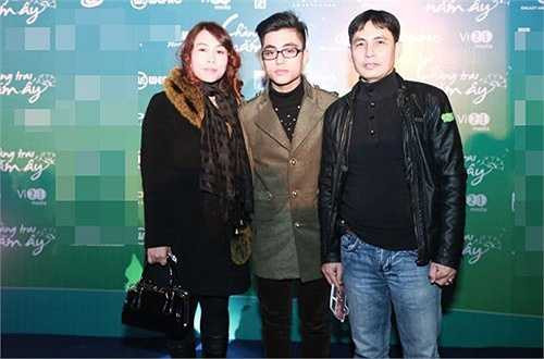 Sau khi những hình ảnh Sơn Tùng và bố được đăng tải trên truyền thông, nhiều cư dân mạng đã dành nhiều tình cảm cho bố của Sơn Tùng. Nhiều người còn tỏ ra bất ngờ với vẻ ngoài trẻ trung và điển trai của ông bố đã 55 tuổi này.