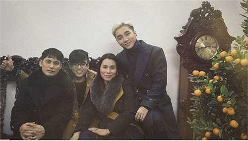 Một số người cho rằng, tài năng và ngoại hình điển trai của Sơn Tùng có được một phần là do thừa hưởng từ cha mình.