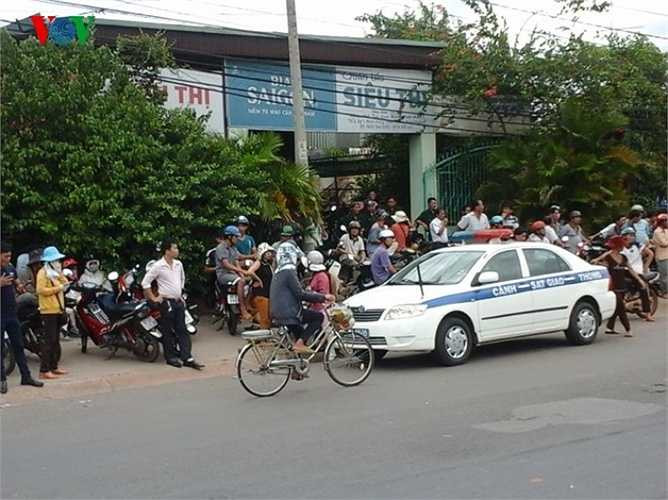 Theo Chủ tịch UBND huyện Chơn Thành - Nguyễn Như Tuân, khoảng 7h cùng ngày, bà Loan (40 tuổi) - người làm công cho gia đình ông Lê Văn Mỹ (47 tuổi) đến làm việc thì phát hiện vợ chồng cùng con trai ông chủ nằm chết trên sàn nhà. Trên tầng và ngoài cổng, 3 người khác cũng tử vong do bị cắt cổ - Nguồn ảnh: VOV