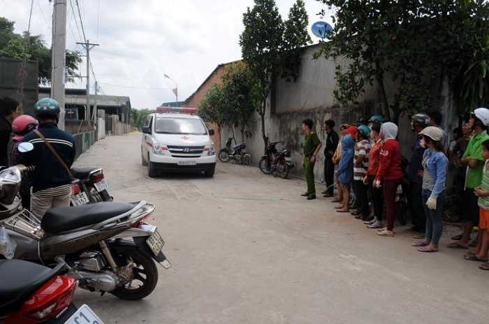 13h20 chiều nay (7/7), sau khi khám nghiệm xong, xe cứu thương chở thi thể nạn nhân chạy vòng ra cổng hông của căn biệt thự và chạy ra quốc lộ 13 hướng về Bình Dương - Nguồn ảnh: Tuổi trẻ Thuỵ Miên (tổng hợp)