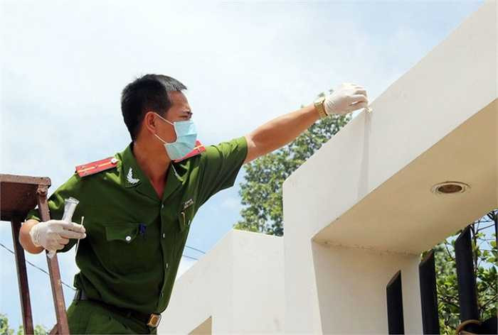 Cổng rào kiên cố cao hơn 3 m có dấu tay, chân. Cảnh sát tình nghi hung thủ đã trèo từ cổng rào vào biệt thự - Nguồn ảnh: Vnexpress