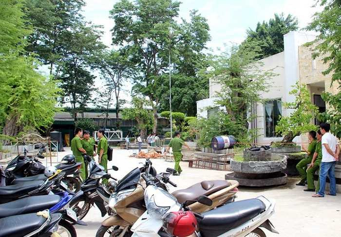 'Hiện trường có nhiều dấu hiệu cho thấy có sự chống cự của các nạn nhân, từ trong nhà ra ngoài sân', một cán bộ điều tra cho biết - Nguồn ảnh: Vnexpress