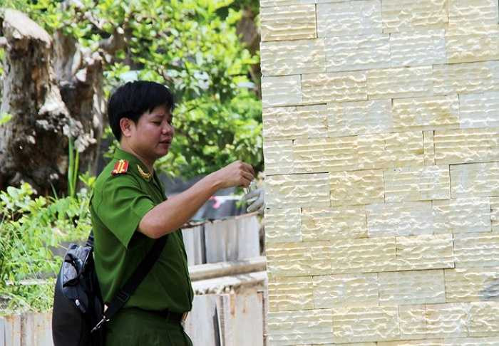 Bên trong căn nhà, cảnh sát cũng thu giữ nhiều vật chứng và dữ liệu từ camera an ninh nhà ông Mỹ - Nguồn ảnh: Vnexpress
