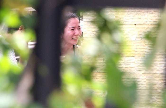 Người thân của các nạn nhân đổ sụp trước tai họa. Khi công an đến hiện trường tìm thấy thêm được thi thể bé trai 14 tuổi (cháu ông Mỹ) ở cổng nhà. Tất cả họ đều bị trói, nhiều vết thương vùng cổ - Nguồn ảnh: Vnexpress 