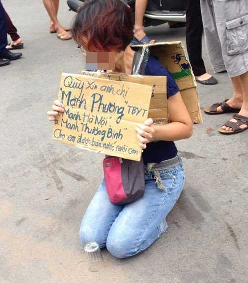 Người phụ nữ quỳ gối, rạch tay 'xin bán trà đá để nuôi con'