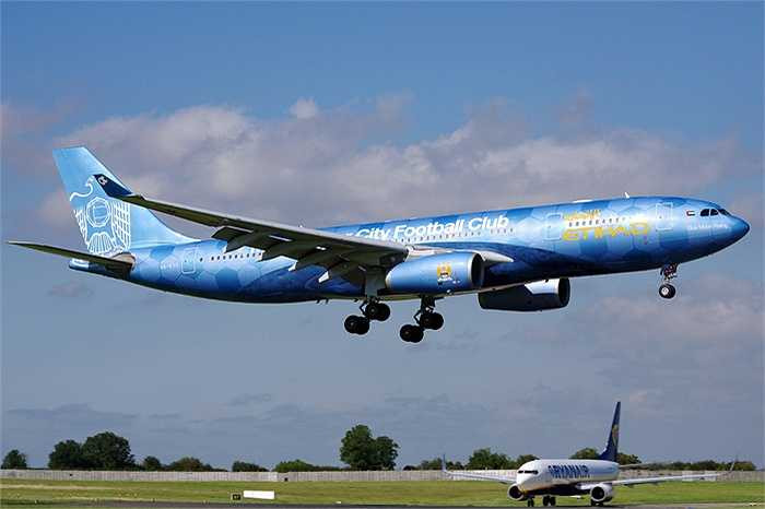Chuyên cơ của Manchester City do Etihad-hãng hàng không của Các tiểu vương quốc Ả Rập tài trợ.