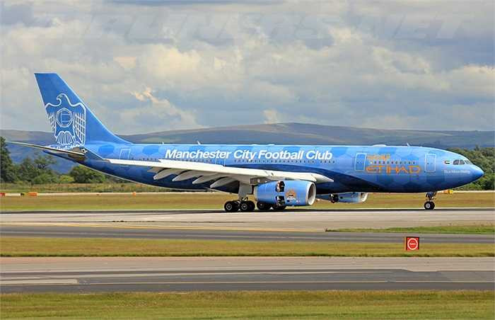 Dự kiến, đội bóng nước Anh sẽ mất hơn 10 tiếng di chuyển trước khi hạ cánh xuống sân bay Nội Bài (Hà Nội).