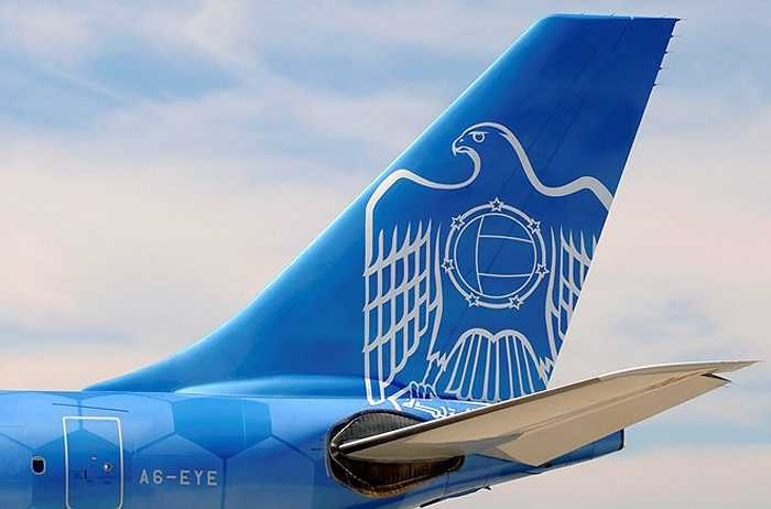 Phần đuôi máy bay in hình chú đại bàng và biểu tượng sân vận động Etihad - sân nhà của CLB Manchester City.