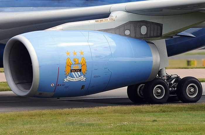 Logo CLB Man City được trang trí trên máy bay riêng.