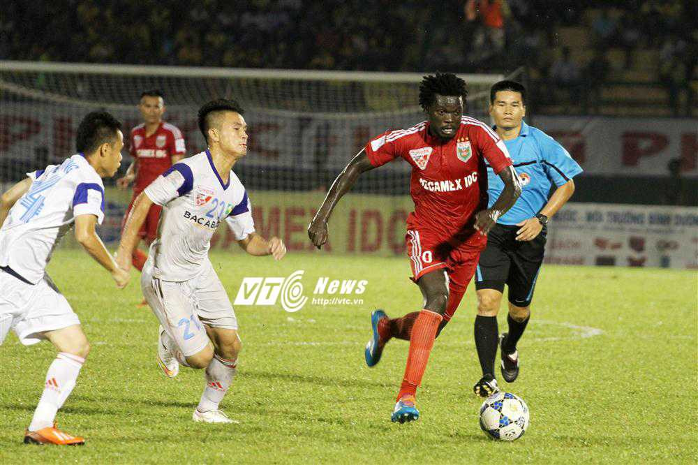 Oloya Moses đang là 'động cơ' để B.Bình Dương băng băng trong cuộc đua tới ngôi vương V-League 2015 (ảnh: Hoàng Tùng)