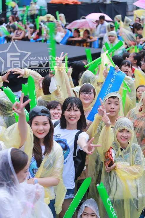 Fan rơi nước mắt khi Sơn Tùng khóc vì bố