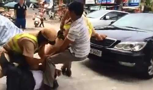 Hai người đàn ông vật lộn, chống đối quyết liệt CSGT trên phố Hà Nội