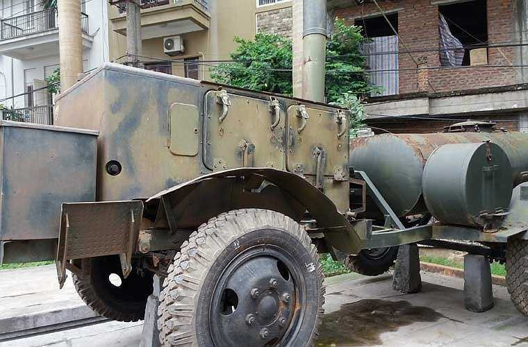 Xe bếp này có chiều dài 3,82m (mẫu của Việt Nam nếu tính xe nước đằng sau thì phải dài hơn), rộng 2,2m, chiều cao khi hành quân 1,6m, chiều cao khi hoạt động là 3,35m, nặng 1,3 tấn. Mức tiêu thụ nhiên liệu khi hoạt động với gỗ là 35kg/giờ, với nhiên liệu diesel là 10 lít/giờ. 