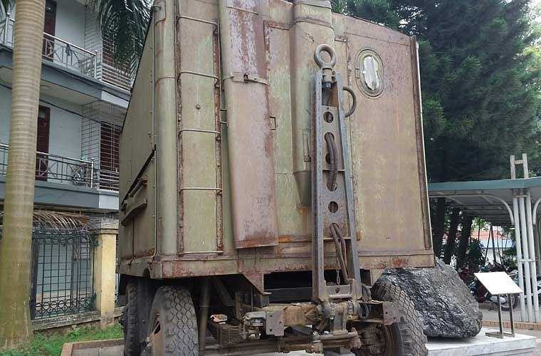 Phía trước của xe bếp quân sự cỡ lớn với thiết bị nối xe kéo. 