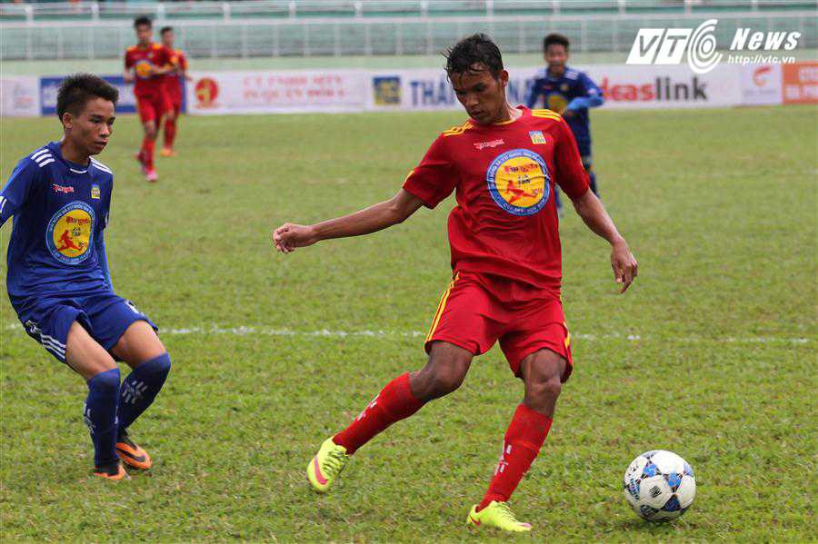 Tiền vệ cánh Lâm Thuận (áo đỏ) luôn là mũi nhọn tấn công lợi hại của U17 PVF (ảnh: Hoàng Tùng)