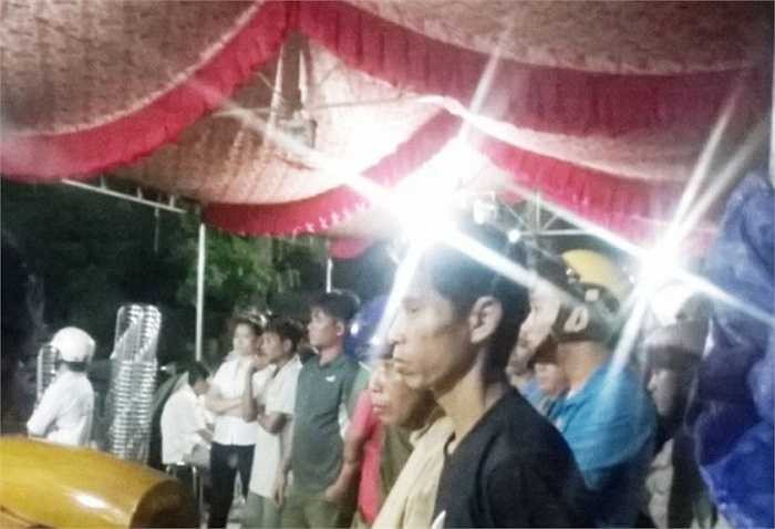 Đêm 7/7, thi thể các nạn nhân trong vụ thảm sát kinh hoàng tại Bình Phước đã được đưa về gia đình để tổ chức lễ tang. Không khí tang thương bao trùm trong căn biệt thự nơi 6 người trong cùng gia đình thiệt mạng - Nguồn ảnh: Dân Việt