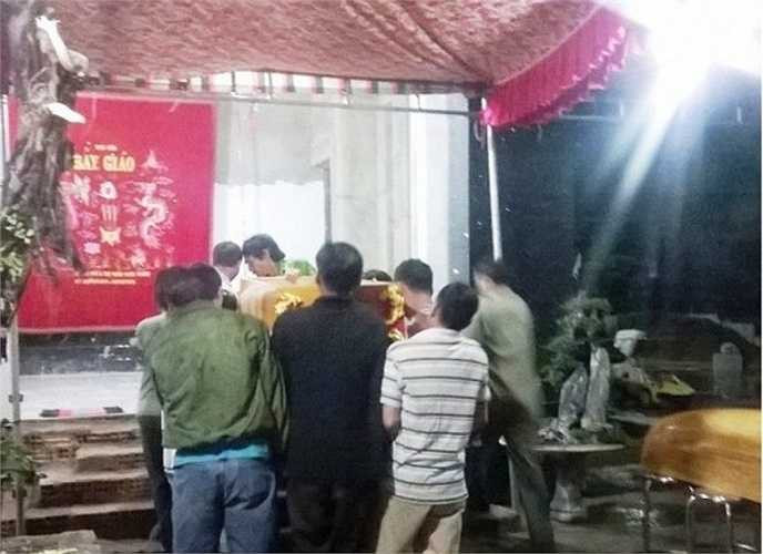 6 chiếc quan tài, thi thể của 6 nạn nhân xấu số trong vụ thảm sát kinh hoàng được đặt gần nhau và lần lượt các nạn nhân được khâm liệm kỹ càng. Mỗi khi một thi thể được đội khâm liệm đưa vào quan tài, tiếng khóc gào lại vang lên thảm thiết - Nguồn ảnh: Tri thức trẻ