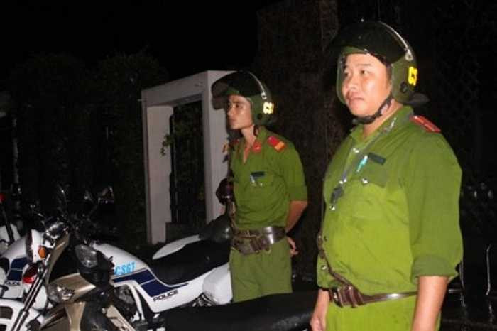 Lực lượng công an có một đêm không ngủ trước ngôi nhà xảy ra vụ thảm sát kinh hoàng tại Bình Phước - Nguồn ảnh: Pháp luật TP. HCM.