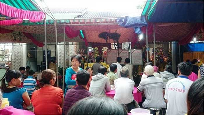 Rất đông công nhân có mặt từ đêm trước đến sáng hôm nay để phụ giúp tang lễ cho chủ, một số công nhân nữ đau buồn rơi nước mắt đau xót. Hàng trăm người dân quanh khu vực đến viếng đám tang 6 nạn nhân xấu số - Nguồn ảnh: Zing