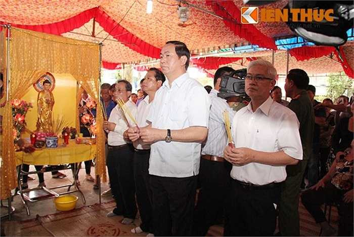 11h Bộ trưởng dẫn đầu đoàn công tác trực tiếp đi xuống hiện trường vụ thảm sát khiến 6 người bị giết chết tại Công ty Quốc Anh (ấp 2, xã Minh Hưng, huyện Chơn Thành, Bình Phước) để chỉ đạo công tác điều tra và thắp hương phúng điếu và động viên, chia buồn cùng người thân của các nạn nhân - Nguồn ảnh: Kiến thức