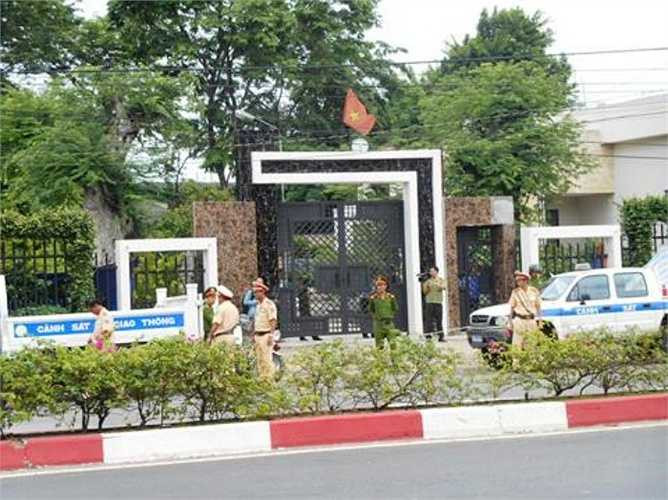 Phía mặt tiền đường QL13, tỉnh Bình Phước vẫn được Công an bảo vệ nghiêm ngặt - Ảnh: Phan Cường