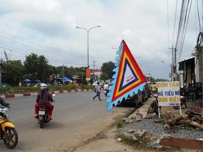 Cờ đám tang treo trước hẻm cổng phụ - Ảnh: Phan Cường - Thuỵ Miên (Tổng hợp)