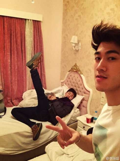 Cả hai mỹ nam thường xuyên khoe ảnh ngủ chung phòng.