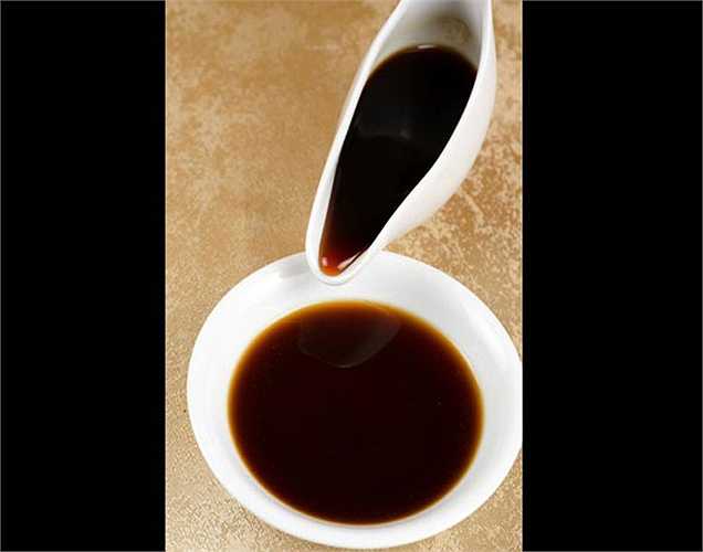 4. Bột ngọt có trong nước tương trong khi sản xuất nước tương, acid glutamic được hình thành, nó có độc tính cao, ảnh hưởng đến chức năng thần kinh. Bột ngọt được thêm vào còn làm tăng thêm hương vị cho nước tương.