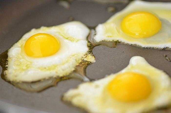 Trứng ốp la thường chứa vi khuẩn Salmonella vì chúng không được nấu chín đến nhiệt độ cần thiết. Loại vi khuẩn này có thể sống trong và ngoài vỏ trứng.