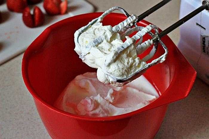 Kem và caramen tự làm ở nhà bằng trứng sống có thể chứa vi khuẩn Salmonella gây ngộ độc. Bạn nên dùng trứng sữa chế biến sẵn hoặc trứng đã tiệt trùng và nấu chín.