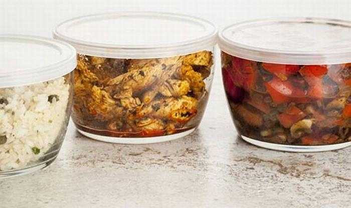 Trời nắng nóng thức ăn thừa dễ bị nhiễm khuẩn. Nếu người dùng không biết chế biến và bảo quản đúng cách rất dễ gây ngộ độc. 