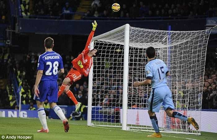 Thủ thành Courtois cũng trở về mái nhà cũ Stamford Bridge trong mùa hè 2014. Tính từ năm 2007, Atletico đã thu về 221 triệu bảng nhờ bán các ngôi sao - một con số khổng lồ