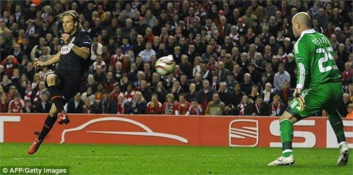 Cũng trong năm 2011, Atletico còn để chân sút chủ lực Diego Forlan chuyển sang Inter