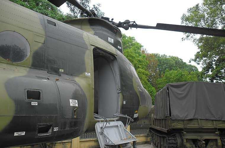 Cửa hông máy bay được mở cho khách vào thăm quan bên trong. 