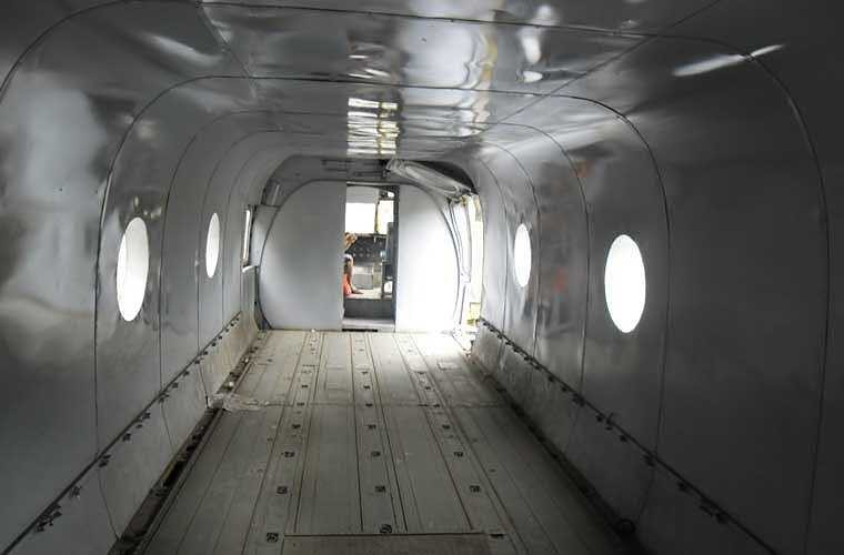 Cận cảnh bên trong khoang hàng của trực thăng vận tải hạng nặng CH-47. Khoang hàng của máy bay có khả năng chở 33-55 lính cùng vũ khí hạng nhẹ hoặc 24 cáng cứu thương và 3 nhân viên y tế hoặc 12,7 tấn hàng hóa (có thể chở xe cơ giới hạng nhẹ nếu kích thước nó đủ đưa vào khoang). 