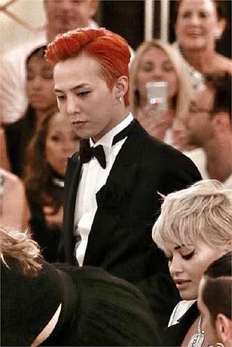 Thủ lĩnh của nhóm Bigbang xuất hiện sành điệu trong bộ suit thời thượng và kiểu tóc đỏ rực nổi bật. G-Dragon là khách mời thường xuyên trong show của Chanel.