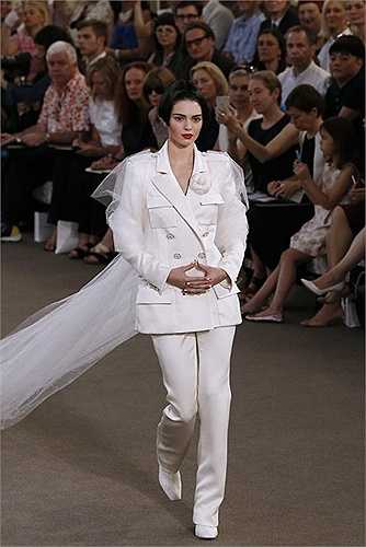 'Nàng thơ' mới của Karl Lagerfeld không tham gia vào casino nhưng Kendall Jenner là người kết thúc cho show diễn.