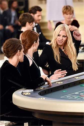 Lara Stone là gương mặt không còn xa lạ với Chanel, cô là người kết thúc show thời trang thu đông 2009 của nhà mốt này với hình ảnh một cô dâu.