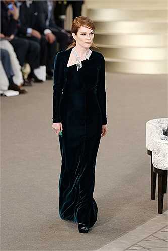 Khi nhận giải Nữ diễn viên chính xuất sắc nhất tại Oscar 2015, Julianne Moore đã diện một chiếc đầm cao cấp của Chanel và không lý do gì khiến Julianne vắng mặt trong show thời trang này.