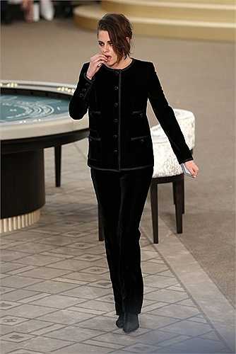 Kristen Steward là gương mặt đại diện và thường xuyên xuất hiện trong các chiến dịch quảng bá của Chanel từ năm 2013. Tại show 2015, Kristen ngồi cạnh Julianne Moore với vai trò khách mời và tham gia vào casino do nhà mốt này dựng lên.