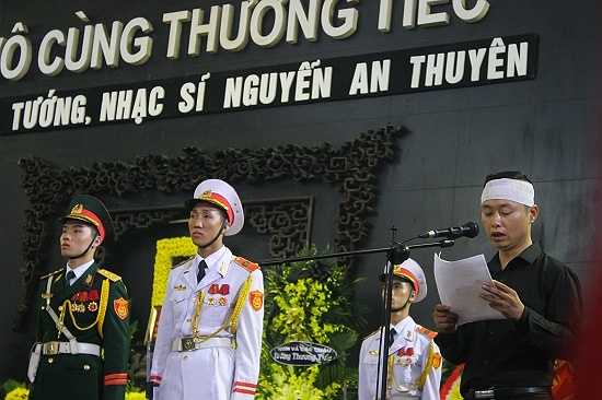Con trai nhạc sĩ An Thuyên, nhạc sĩ Nguyễn An Hiếu phát biểu tại lễ tang.