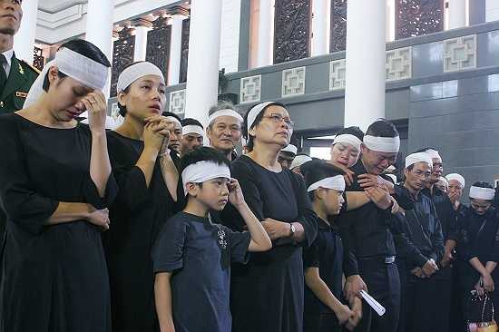 Ngay sau khi bài hát 'Ca dao em và tôi' được phát lên sau lễ truy điệu vào lúc 10 giờ 51 phút, toàn bộ gia quyến của nhạc sĩ An Thuyên đã không cầm nổi nước mắt xúc động.