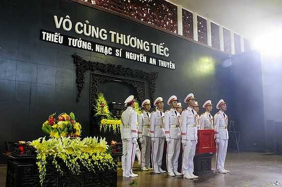 Lễ tang của nhạc sĩ An Thuyên được thực hiện theo nghi thức quân đội cấp nhà nước. 