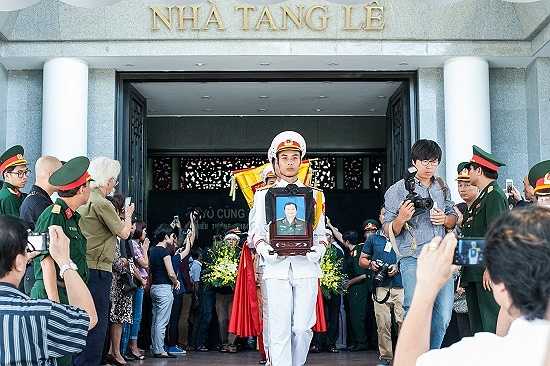 Di ảnh của nhạc sĩ An Thuyên được trang trọng mang về nơi an táng. 