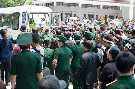 Đoàn người theo xe tiễn đưa nhạc sĩ An Thuyên về nơi mai táng. (Bài: Vũ Khanh, Ảnh: Vũ Khanh, Đức Gấu)