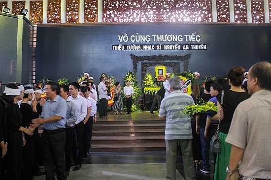Dòng người vào viếng nghệ sĩ An Thuyên